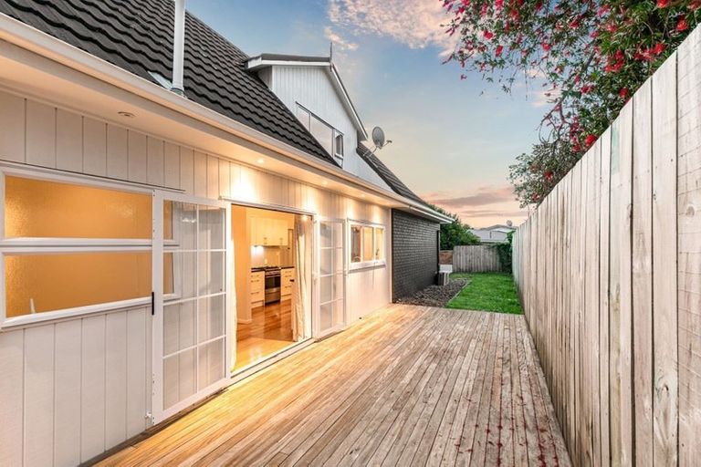 Photo of property in 2/52 Northboro Road, Belmont, Auckland, 0622