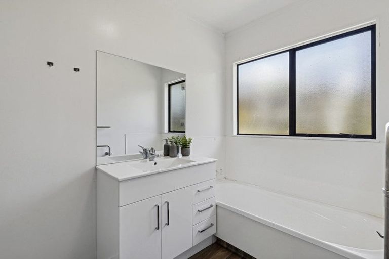 Photo of property in 2/48 Barbados Drive, Unsworth Heights, Auckland, 0632