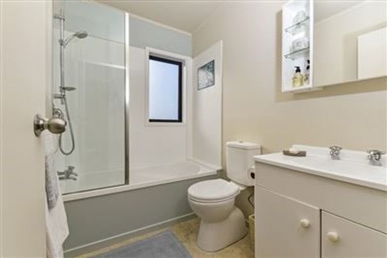 Photo of property in 2/1 John Jennings Drive, Oteha, Auckland, 0632