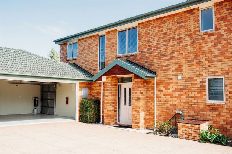 Photo of property in 64 Willowview Drive, Redwood, Christchurch, 8051