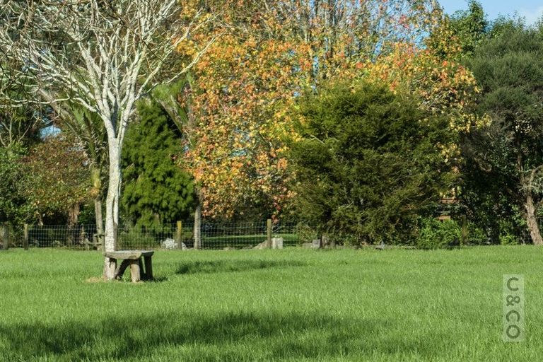 Photo of property in 408 Taupaki Road, Kumeu, 0892