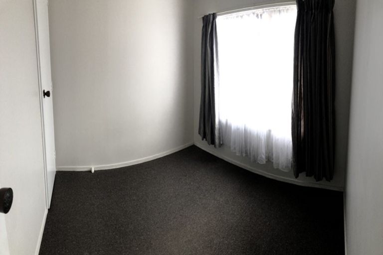 Photo of property in 1/133 Queens Drive, Lyall Bay, Wellington, 6022