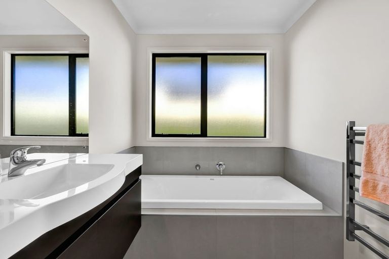 Photo of property in 49 Links Drive, Waiwhakaiho, New Plymouth, 4312