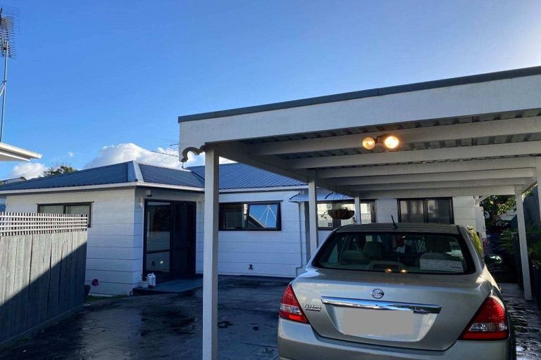 Photo of property in 2/11 Heather Place, Sunnynook, Auckland, 0620