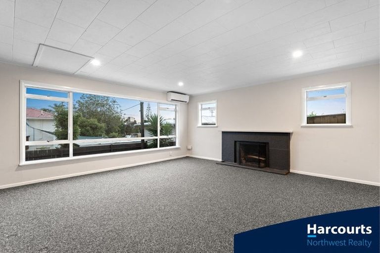 Photo of property in 188 Waimumu Road, Massey, Auckland, 0614