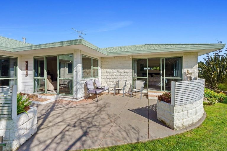 Photo of property in 10 Tararua Crescent, Otaki, 5512