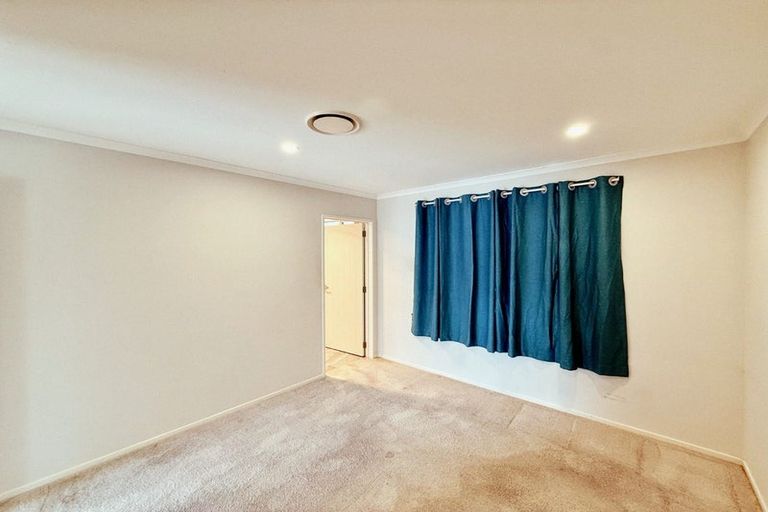 Photo of property in 13 Western Court, Sunnyvale, Auckland, 0612