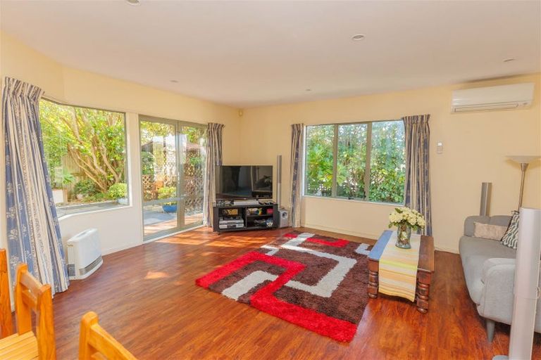 Photo of property in 6 Gresford Place, Churton Park, Wellington, 6037