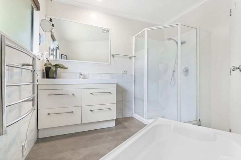 Photo of property in 23a Waiora Road, Stanmore Bay, Whangaparaoa, 0932