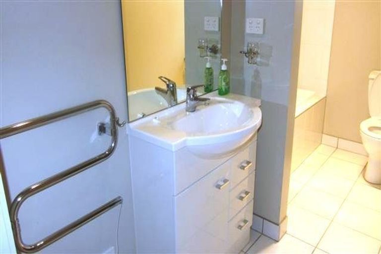 Photo of property in 2 Rapaki Place, Te Atatu Peninsula, Auckland, 0610