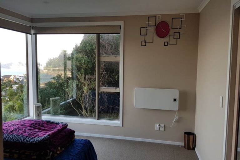 Photo of property in 6b Sunhaven Drive, Newlands, Wellington, 6037