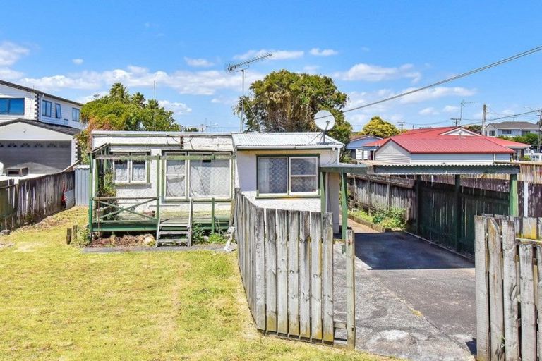Photo of property in 1/3 Seddon Avenue, Papatoetoe, Auckland, 2104