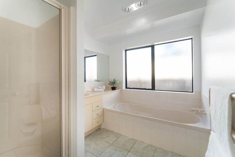 Photo of property in 17 Copplestone Place, New Lynn, Auckland, 0600