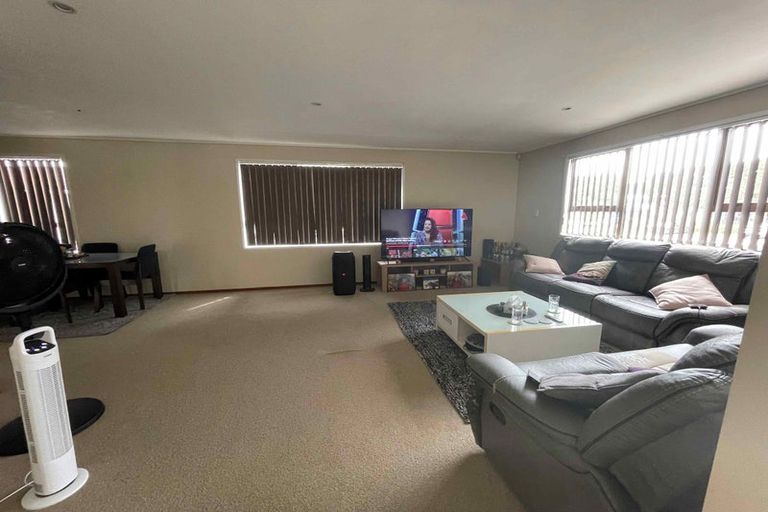 Photo of property in 17 Highland Park Drive, Highland Park, Auckland, 2010