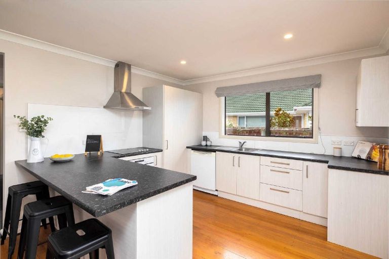 Photo of property in 60 Niven Street, Avondale, Christchurch, 8061