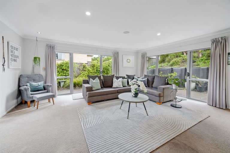 Photo of property in 31 Harrowglen Drive, Northcross, Auckland, 0632