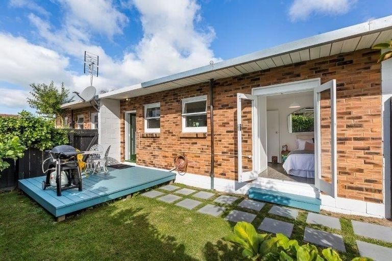 Photo of property in 2/783 Te Atatu Road, Te Atatu Peninsula, Auckland, 0610