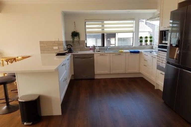 Photo of property in 2/22 Tobruk Crescent, Milford, Auckland, 0620