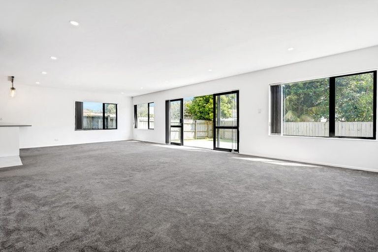 Photo of property in 18a Riverpark Crescent, Henderson, Auckland, 0610