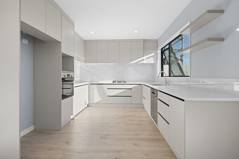 Photo of property in 8 Taipahitini Road, Rosehill, 2113