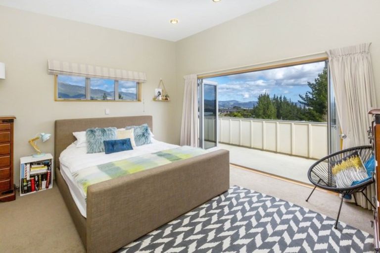 Photo of property in 4 Mount Marua Way, Timberlea, Upper Hutt, 5018