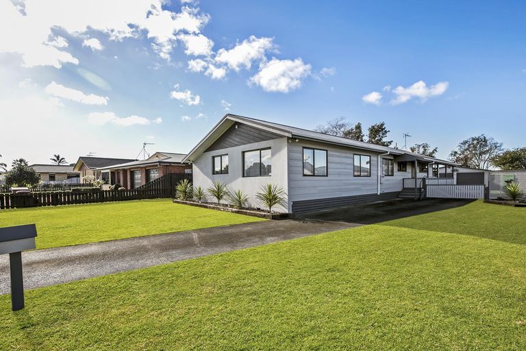 Photo of property in 11 Coolen Place, Tuakau, 2121