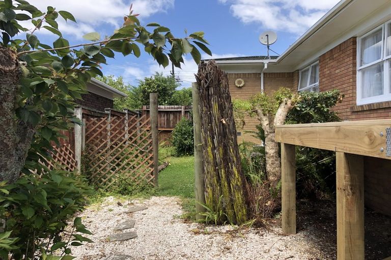 Photo of property in 2/13 Dakota Avenue, Beach Haven, Auckland, 0626