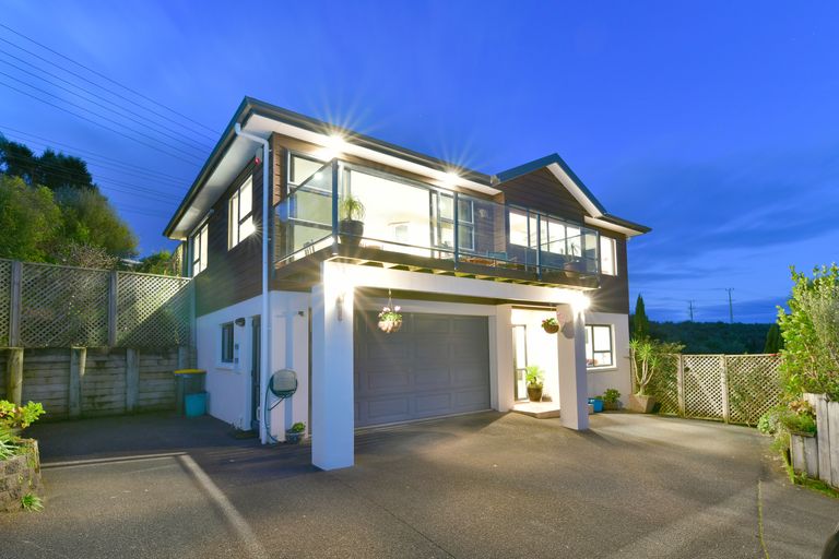 Photo of property in 8 Waldorf Crescent, Orewa, 0931