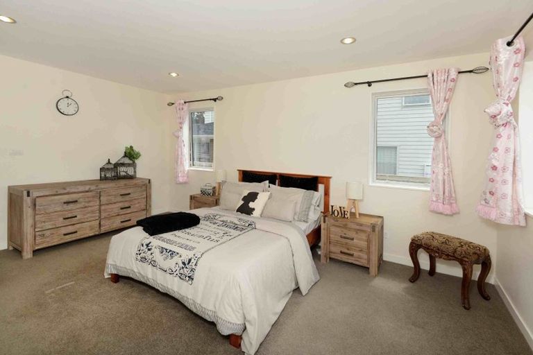 Photo of property in 39 Harrowglen Drive, Northcross, Auckland, 0632