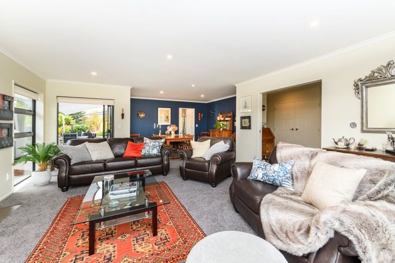 Photo of property in 4a Silkwood Place, Fitzherbert, Palmerston North, 4410