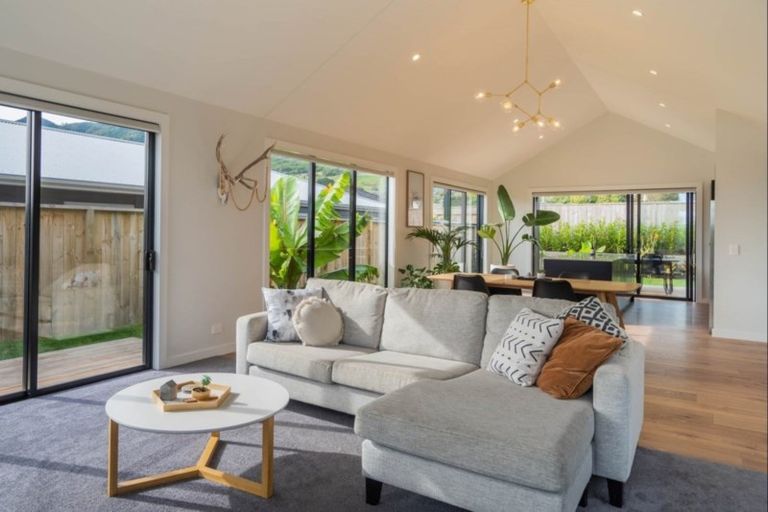 Photo of property in 6 Mahia Lane, Waikanae, 5036