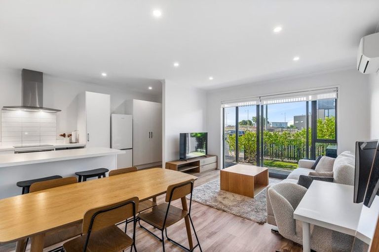 Photo of property in 2/71 Hobsonville Road, Hobsonville, Auckland, 0616