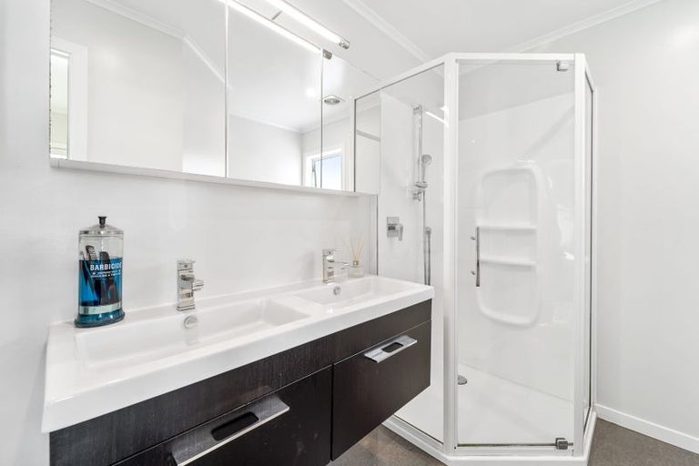 Photo of property in 2 Hardley Avenue, Tindalls Beach, Whangaparaoa, 0930