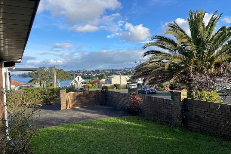 Photo of property in 1/10 Newburn Road, Waiake, Auckland, 0630