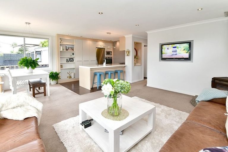 Photo of property in 27 Doment Crescent, Orewa, 0931