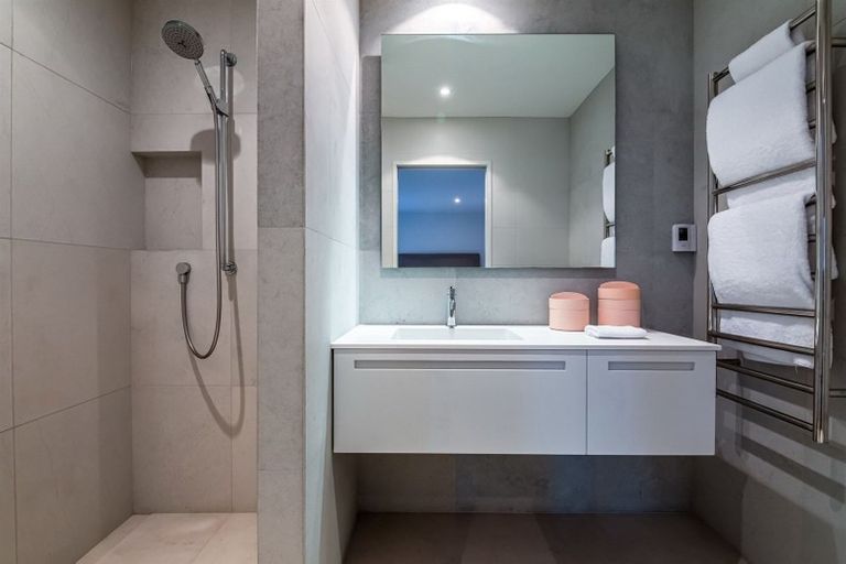 Photo of property in 17a Parr Terrace, Castor Bay, Auckland, 0620