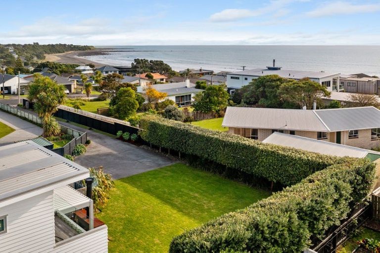 Photo of property in 17 Pitcairn Street, Oakura, 4314