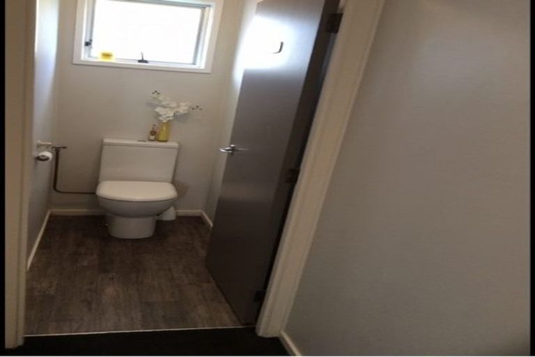 Photo of property in 31 Staincross Street, Green Bay, Auckland, 0604