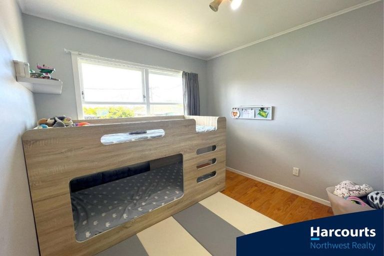 Photo of property in 1/86 Tirimoana Road, Te Atatu South, Auckland, 0602