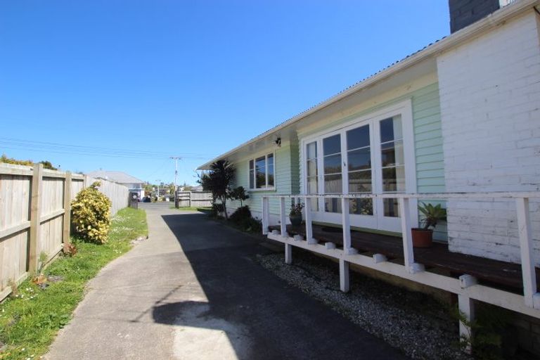 Photo of property in 126 View Road, Sunnyvale, Auckland, 0612