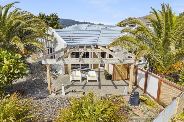 Photo of property in 43 Quadrant Heights, Paraparaumu, 5032