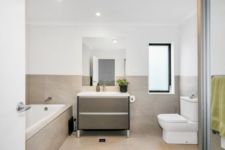 Photo of property in 18 Waimoana Close, Massey, Auckland, 0614