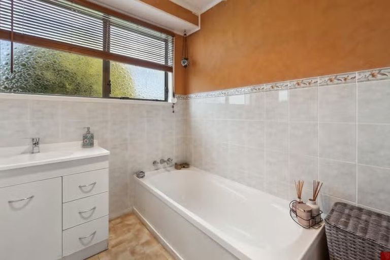 Photo of property in 10 Purata Place, Mangere Bridge, Auckland, 2022