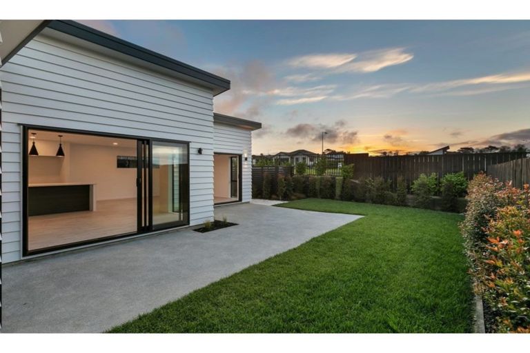 Photo of property in 40 Lumbarda Drive, Kumeu, 0810