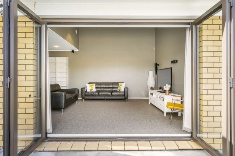 Photo of property in 3 Aztec Place, Conifer Grove, Takanini, 2112