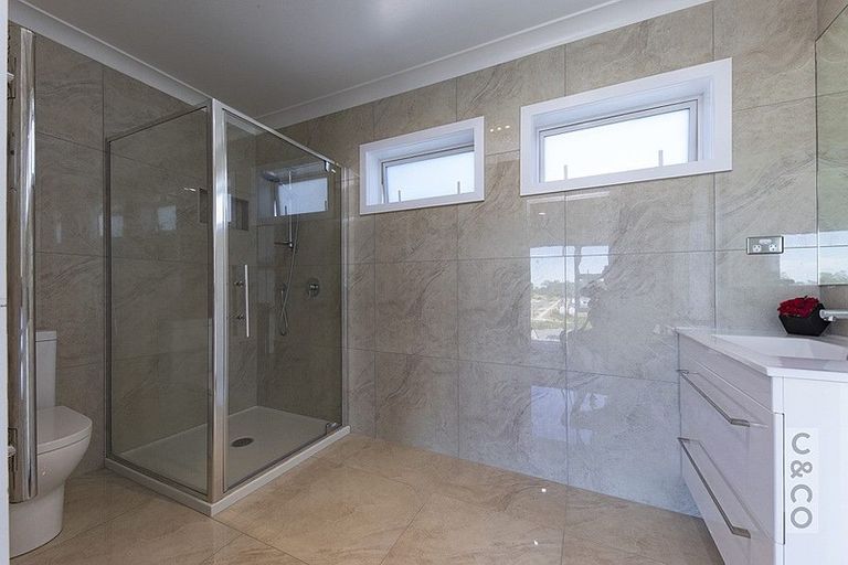 Photo of property in 2 Tauwaka Crescent, Riverhead, 0820