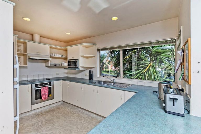 Photo of property in 8 Mandeville Place, Unsworth Heights, Auckland, 0632
