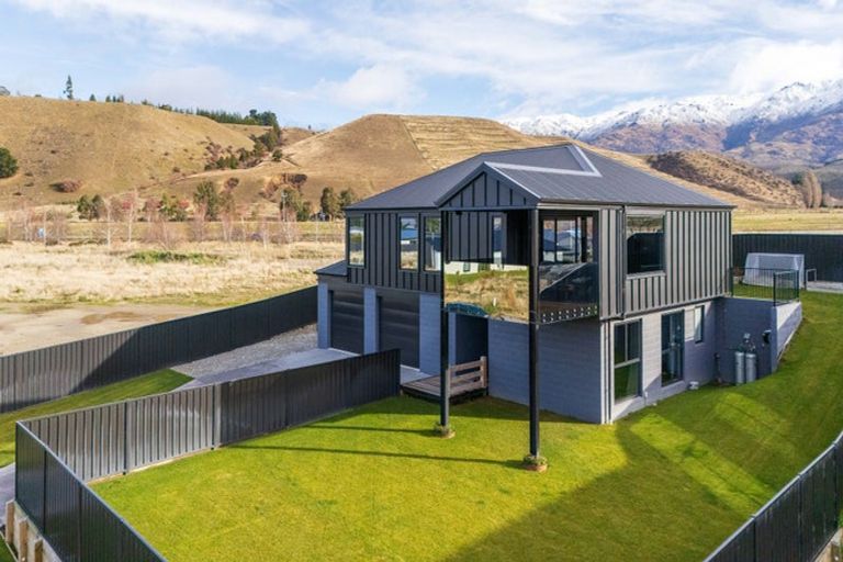 Photo of property in 27 Stratford Drive, Mount Pisa, Cromwell, 9383