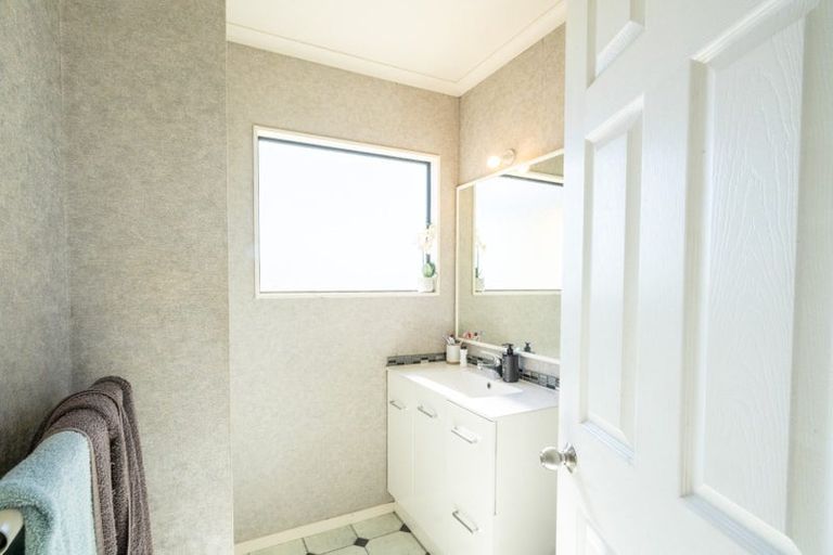 Photo of property in 115 Schnell Drive, Kelvin Grove, Palmerston North, 4414