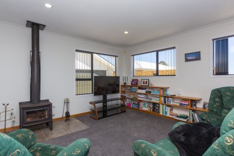 Photo of property in 27 Findlay Street, Moturoa, New Plymouth, 4310